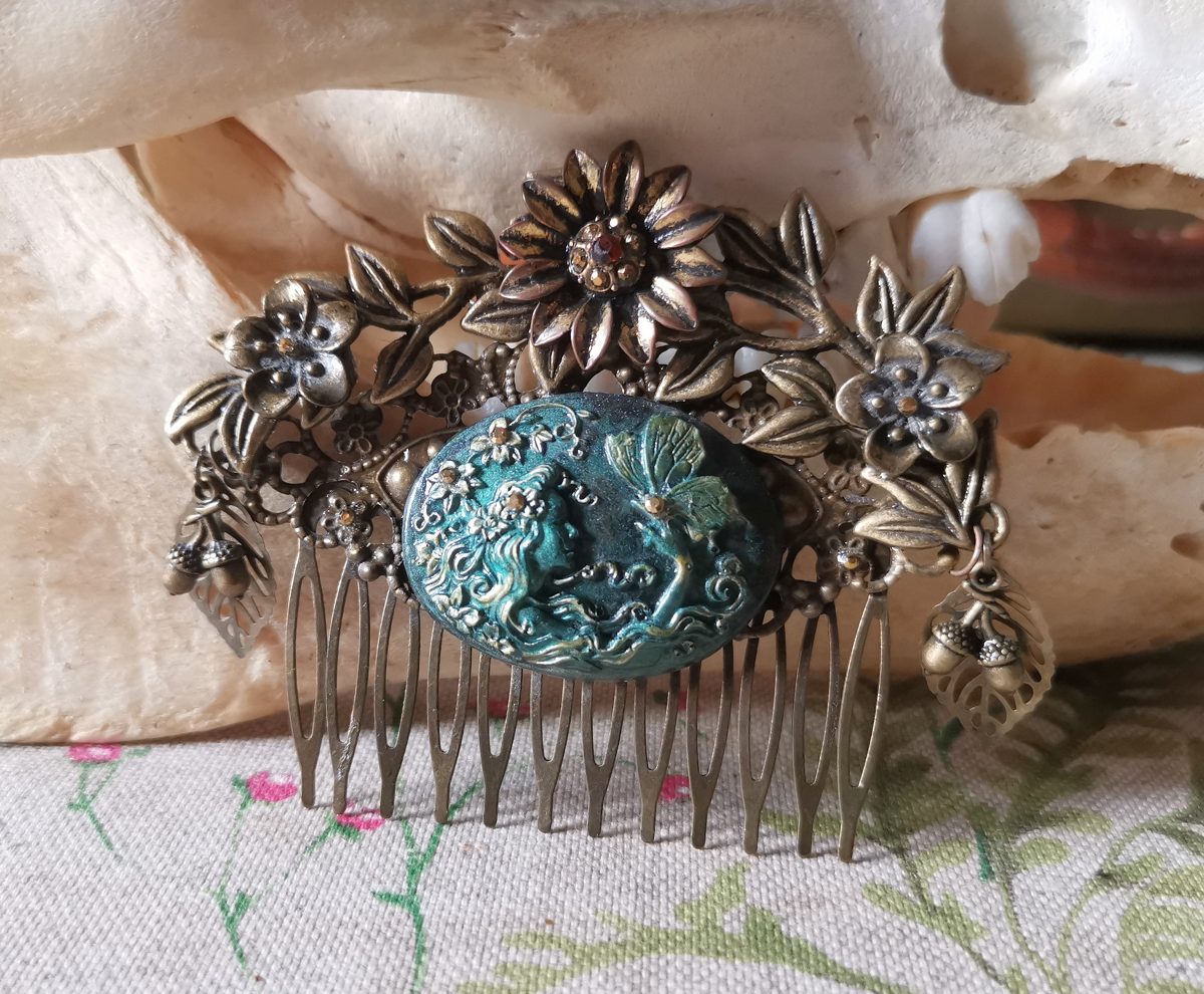 Handgemachter Mermaid-Cameo Haarkamm mit Meerjungfrau-Motiv und floralen Bronze-Elementen