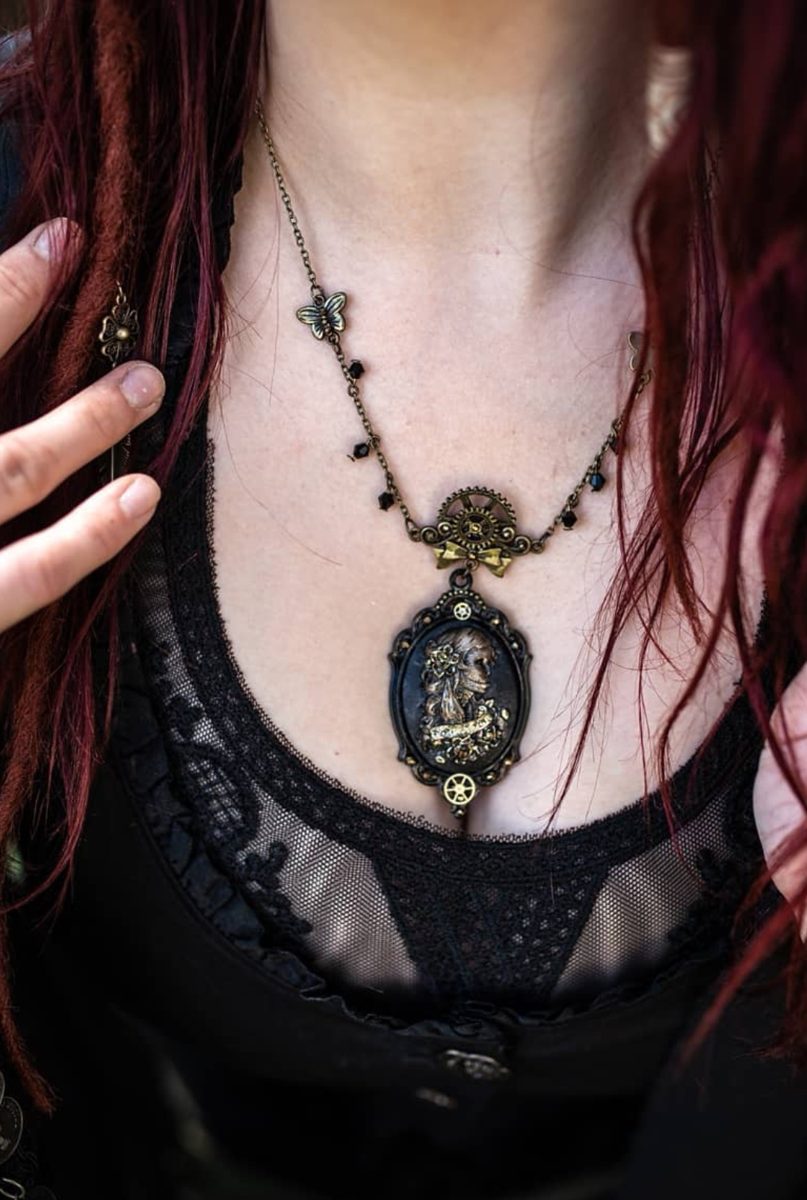Handgefertigte Cameo-Halskette im viktorianischen Steampunk-Stil mit schwarzen Perlen