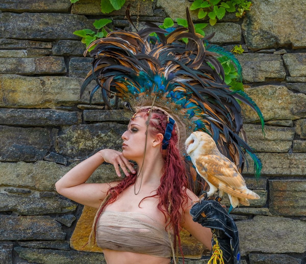 Handgemachter Feder-Kopfschmuck im Fantasy-Stil mit Pfauenfedern